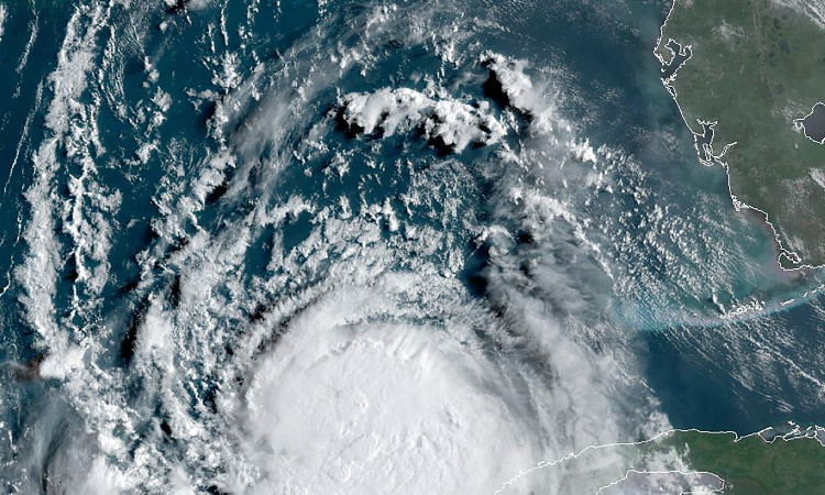  Laura se convierte en huracán en el Golfo de México; amenaza costas de EU