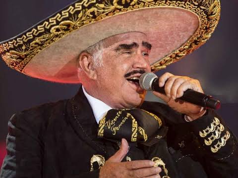  Exhiben a Vicente Fernández tocando el pecho de una joven y lo tachan de acosador