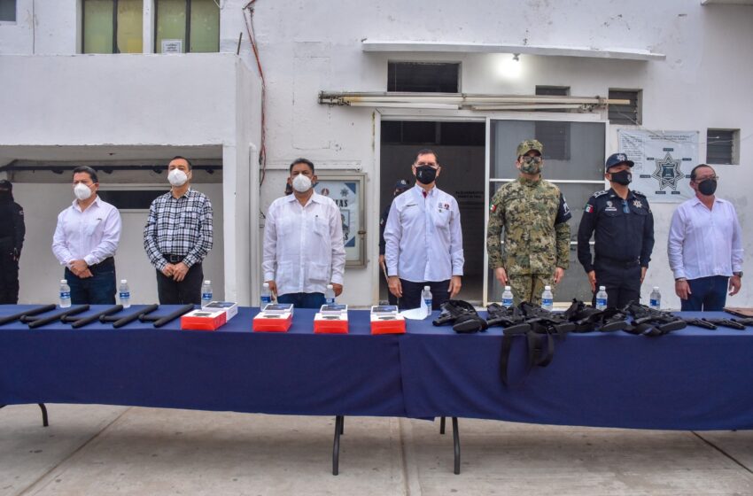  Entrega Alcalde equipo y armamento a la Policía Municipal