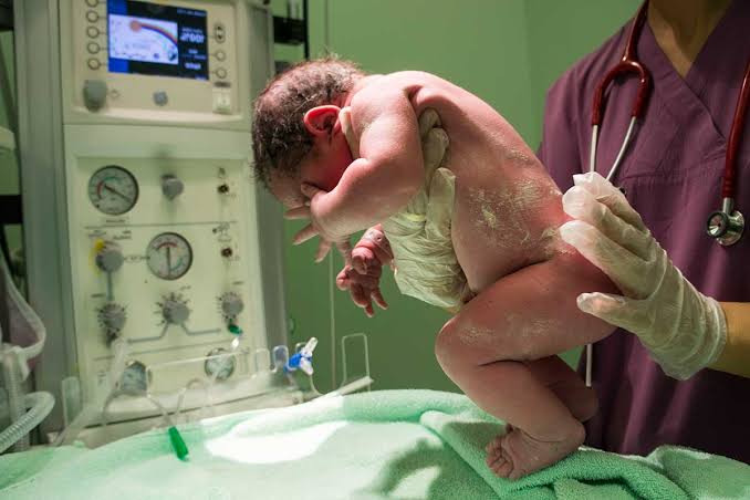  Mujer embarazada muere por Covid-19 en Colombia; su bebé sobrevive