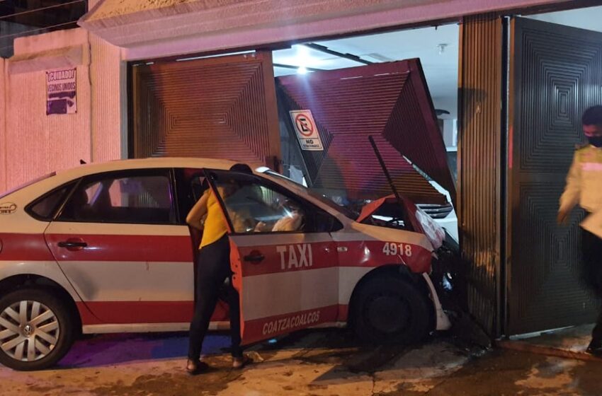 Ebrio taxista se estampa contra una vivienda en Coatzacoalcos