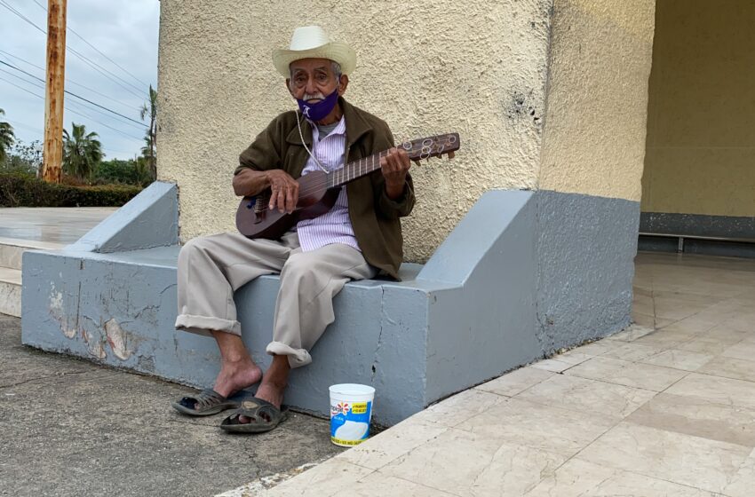  Don Eligio se ganan la vida tocando su jarana por las avenidas de Coatzacoalcos