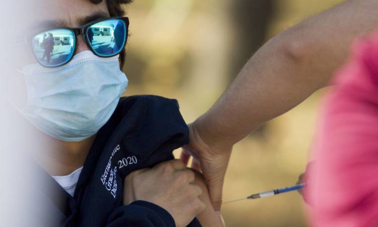  Inicia vacunación masiva, se continúa inmunizando personal médico