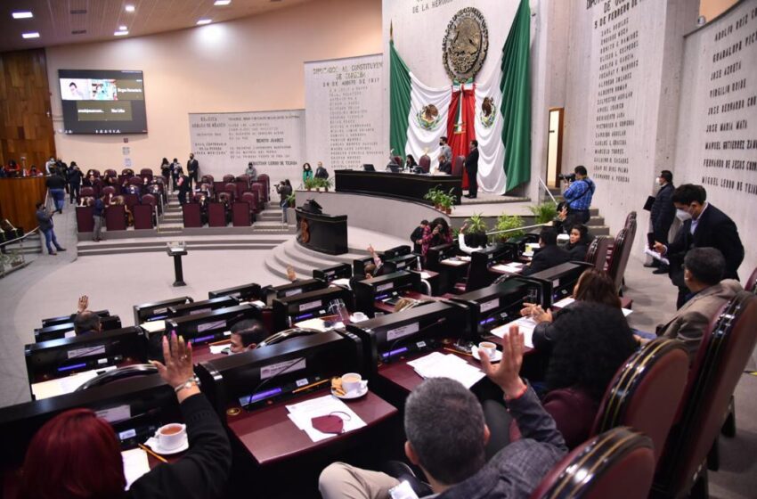  Autoriza Congreso a tres diputados licencia para separarse del cargo