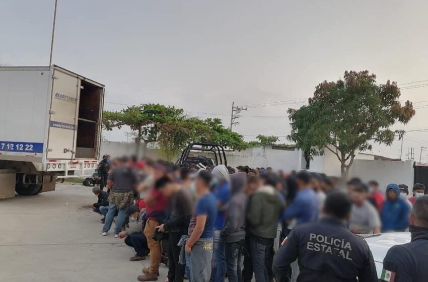  Aseguran a 158 migrantes que viajaban hacinados en tractocamión en Las Choapas