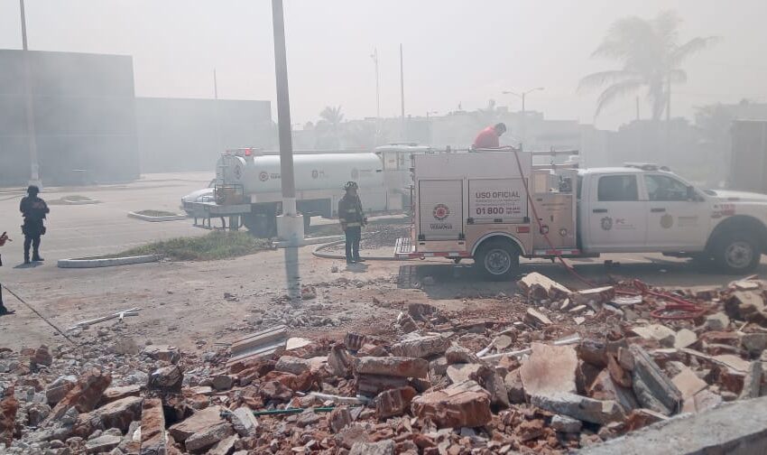  Chispa provoca incendio en lo que fue Plaza Patio en Coatzacoalcos