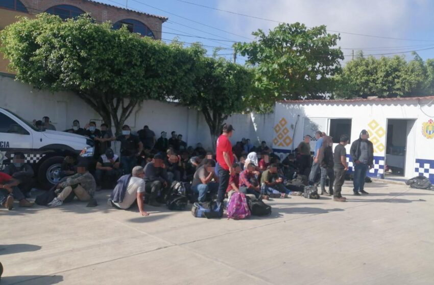  Rescata SSP a 233 migrantes abandonados en un tráiler, en Las Choapas