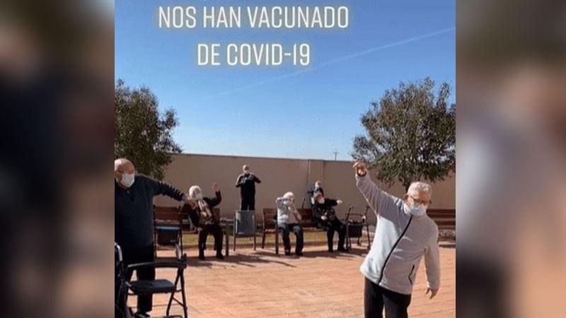  Abuelitos bailan en TikTok tras recibir vacuna contra la Covid