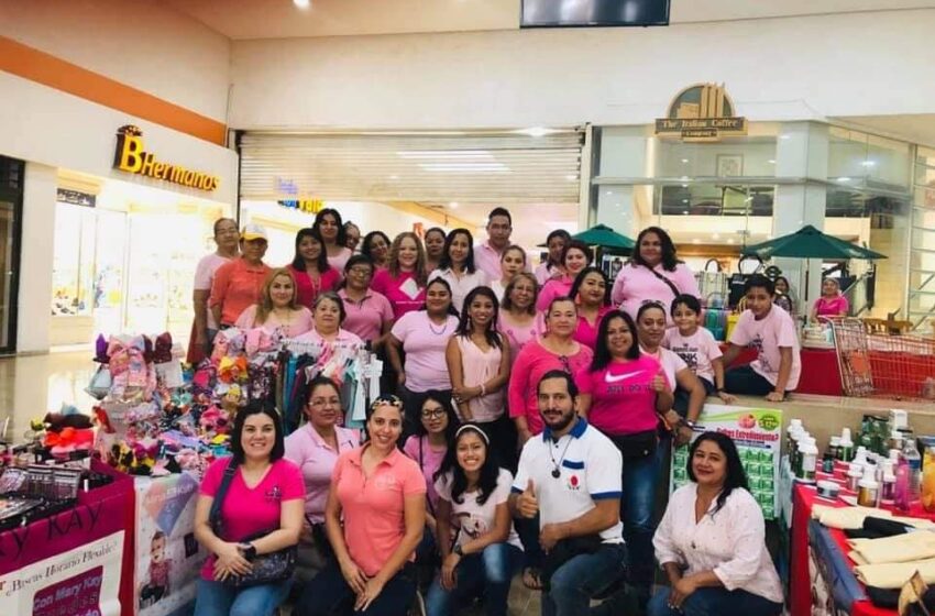  Joven realiza venta de playera para pagar estudios médicos de su madre