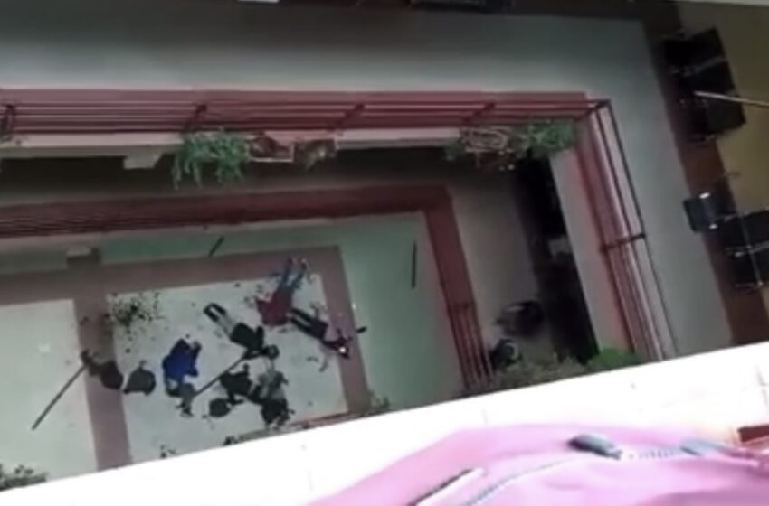  Captan cómo universitarios de Bolivia caen de cuarto piso al romperse barandal durante asamblea