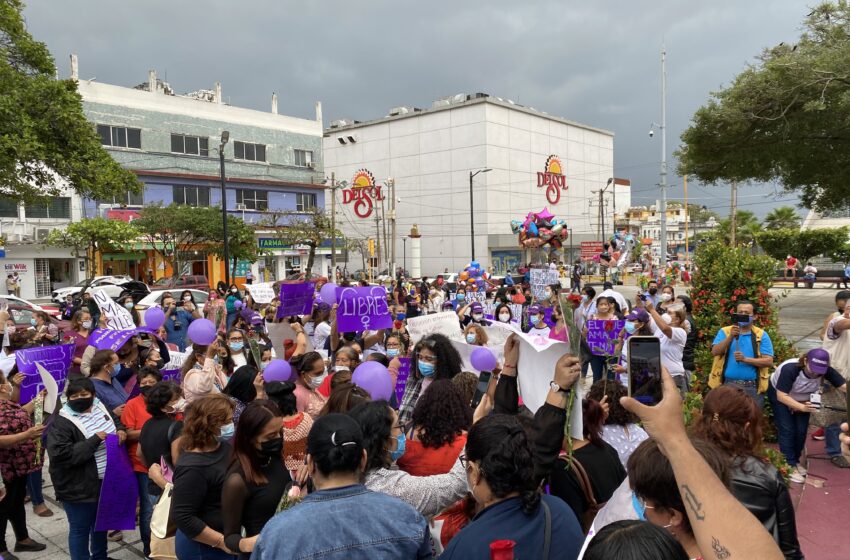  Mujeres de Coatzacoalcos realizan marcha pacífica por las avenidas de la ciudad