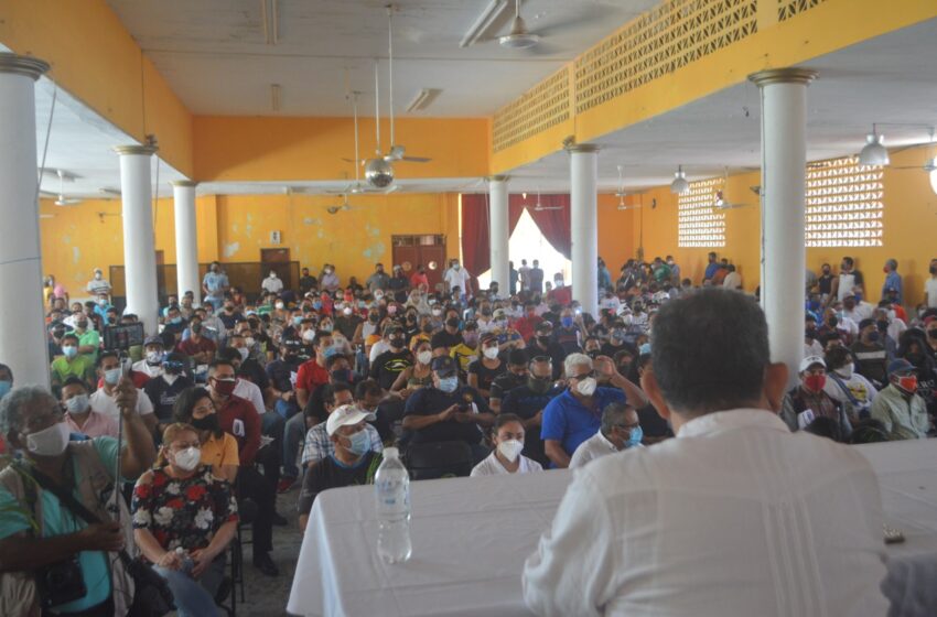  Se reúne Amado Cruz Malpica con los deportistas de Coatzacoalcos