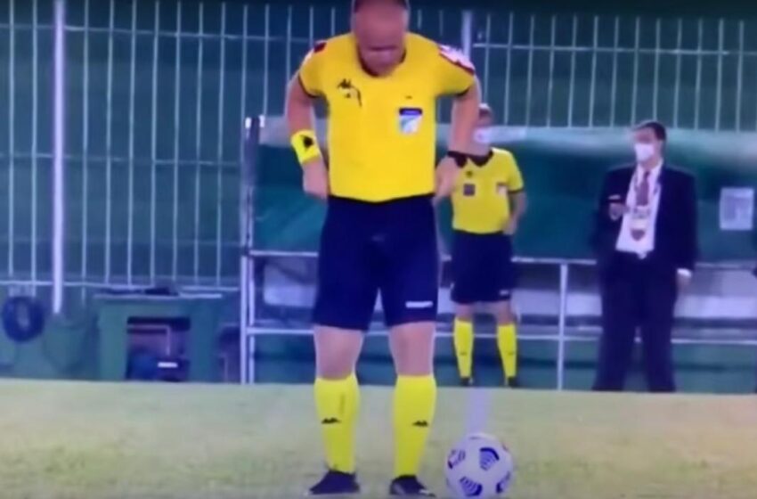  Árbitro se orina dentro del campo en pleno partido