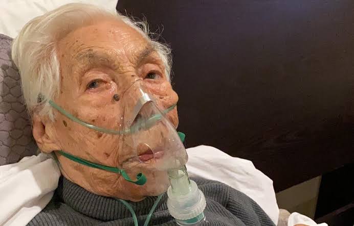  Doña Eva Mange sale del hospital