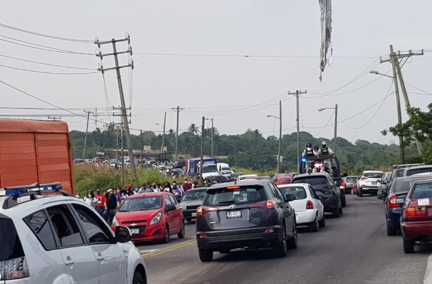  Largas filas en el primer día de vacunación contra el covid-19 para los maestros de la zona sur
