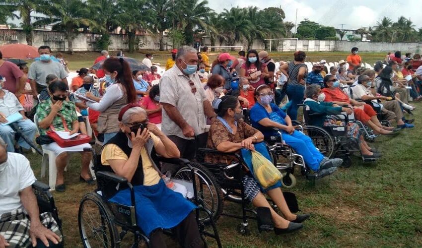  Abuelitos de Tabasco y Chiapas tratan de vacunarse contra el Covid19 en Las Choapas Veracruz