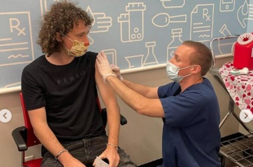  Luisito Comunica recibe vacuna anticovid; «ya traigo el chip 5G», dice