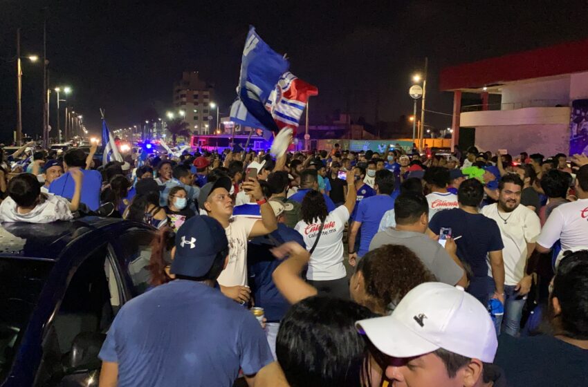  Aficionados del Cruz Azul abarrotan el Asta Bandera en Coatzacoalcos y son desalojados por las fuerzas del orden