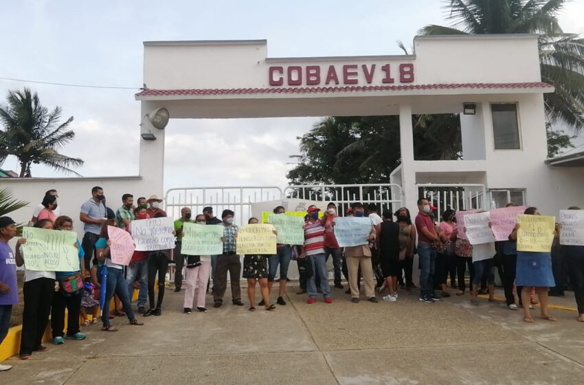  Protestan maestro del Cobaev 18, no quieren de director a Ernesto Ríos Ramírez