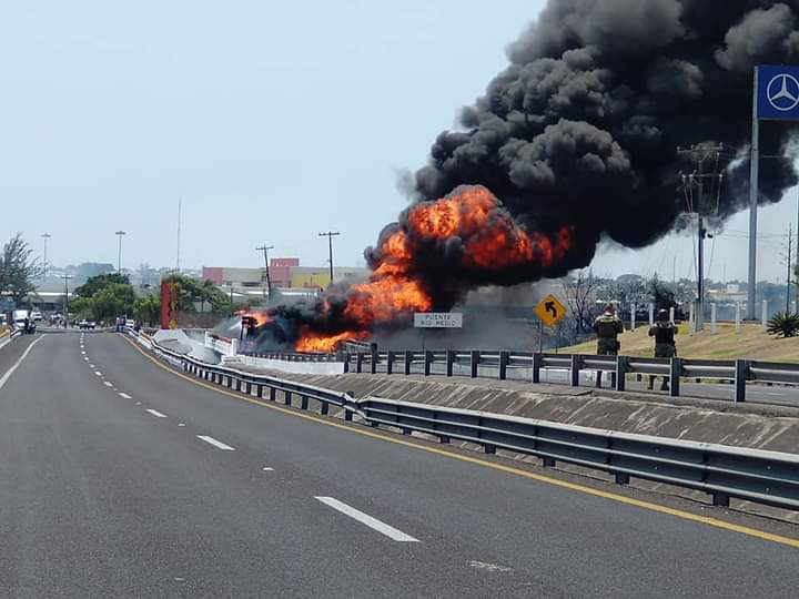  Se incendia pipa en la entrada norte a Veracruz