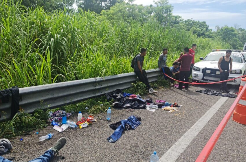  Abandonan trailer que transportaba a más de 100 migrantes en carretera del sur de Veracruz
