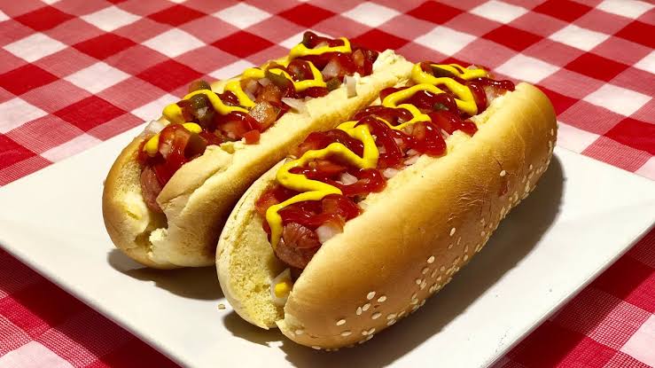  Deja propina de 16 mil dólares tras comerse 2 hot dogs.
