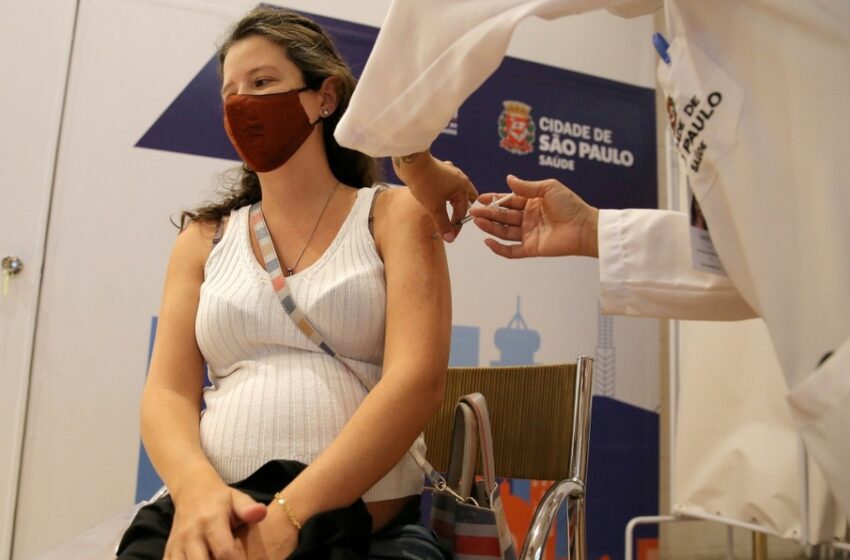  OMS incluye a mujeres embarazadas en grupo prioritario para vacunación anticovid