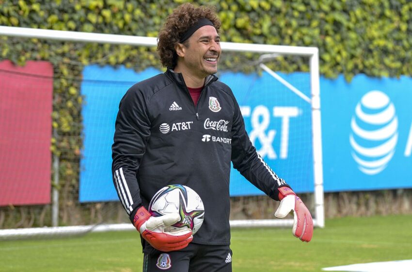  Memo Ochoa celebra su cumpleaños 36 al estilo samurai con el Tri olímpico.