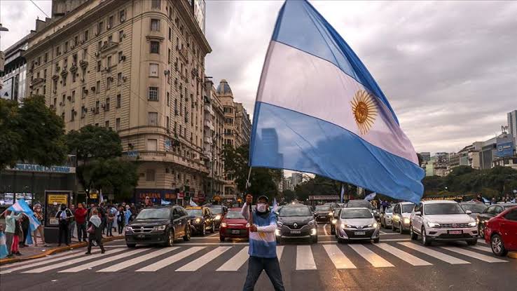  Argentina reporta 7 mil 506 contagios de Covid-19 en 24 horas