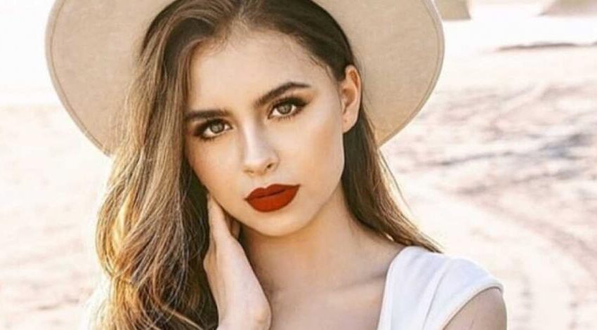  Hermana de Nodal combina vestido corto con track boots.