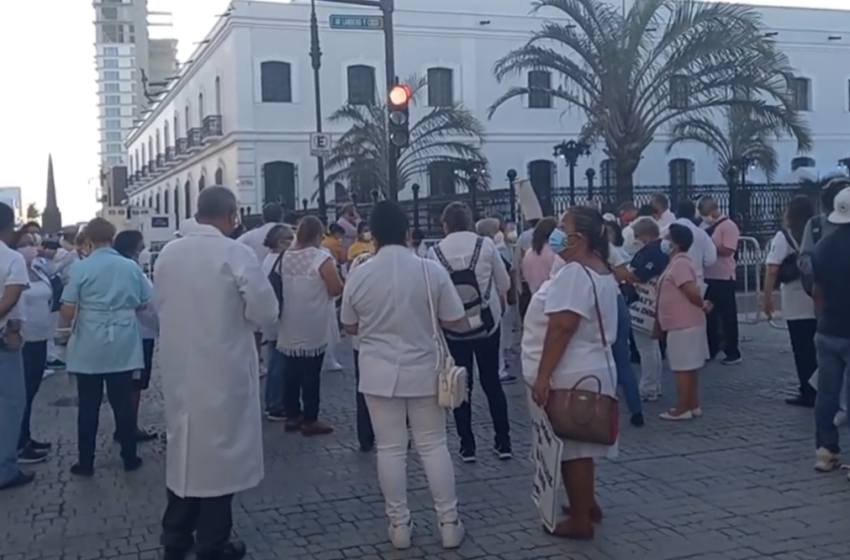  Se manifiestan jubilados del IMSS; exigen recursos de cesantía y vejez