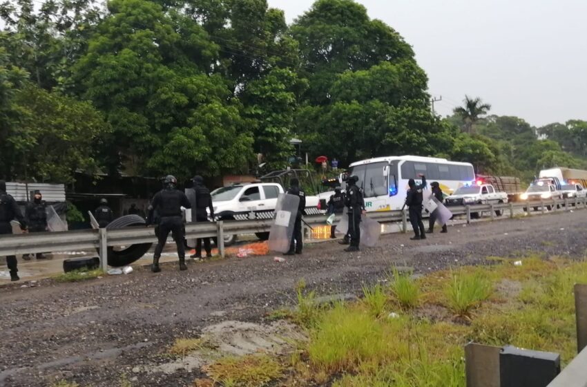  Agreden a periodistas durante el desalojo de la carretera Coatzacoalcos- Villahermosa