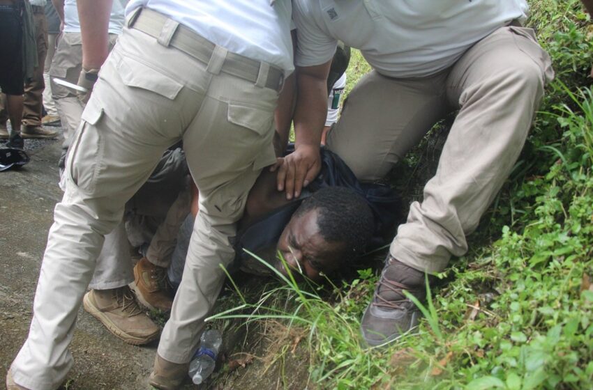  Caravana migrante choca de nuevo con muro de agentes en Chiapas