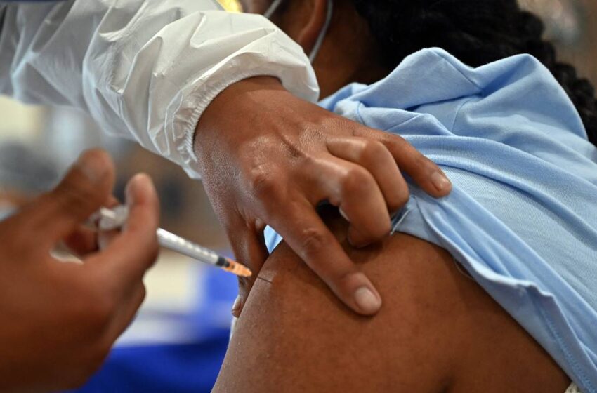  Gobierno de EU alista vacunación para migrantes bajo custodia, indica reporte