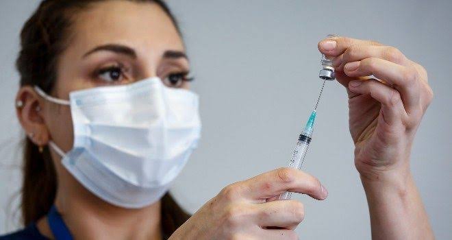  EU da aprobación total a vacuna antiCovid de Pfizer para mayores de 16 años