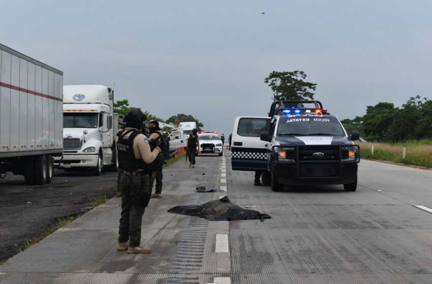  Muere elemento de la Fuerza Civil tras ser arrollado por un autobús en la carretera La Tinaja-Cosoleacaque
