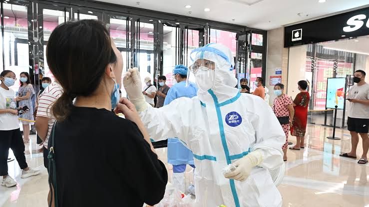  Ciudad china declara cuarentena total por nuevo brote de coronavirus