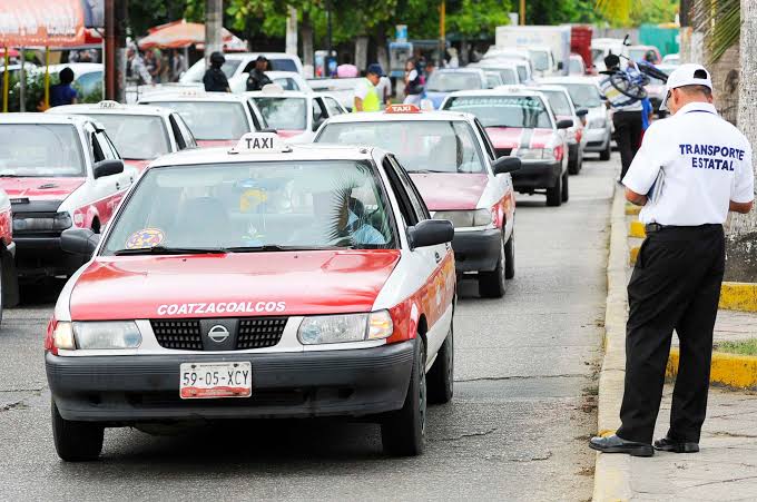  Ni con el regreso a clases presenciales repunta el servicio de taxis en Coatzacoalcos