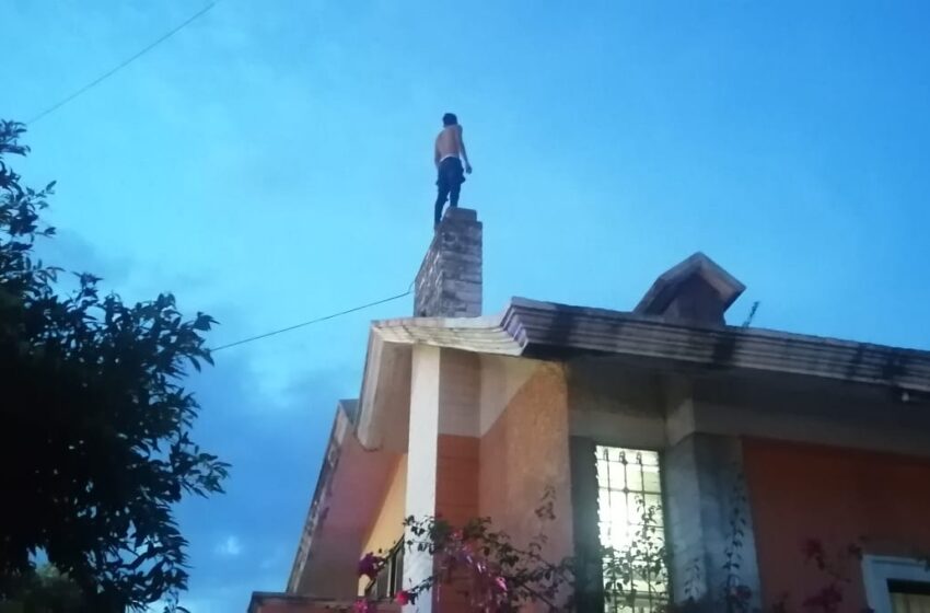  Joven trata de aventarse al vacío desde la chimenea de una casa en Coatzacoalcos