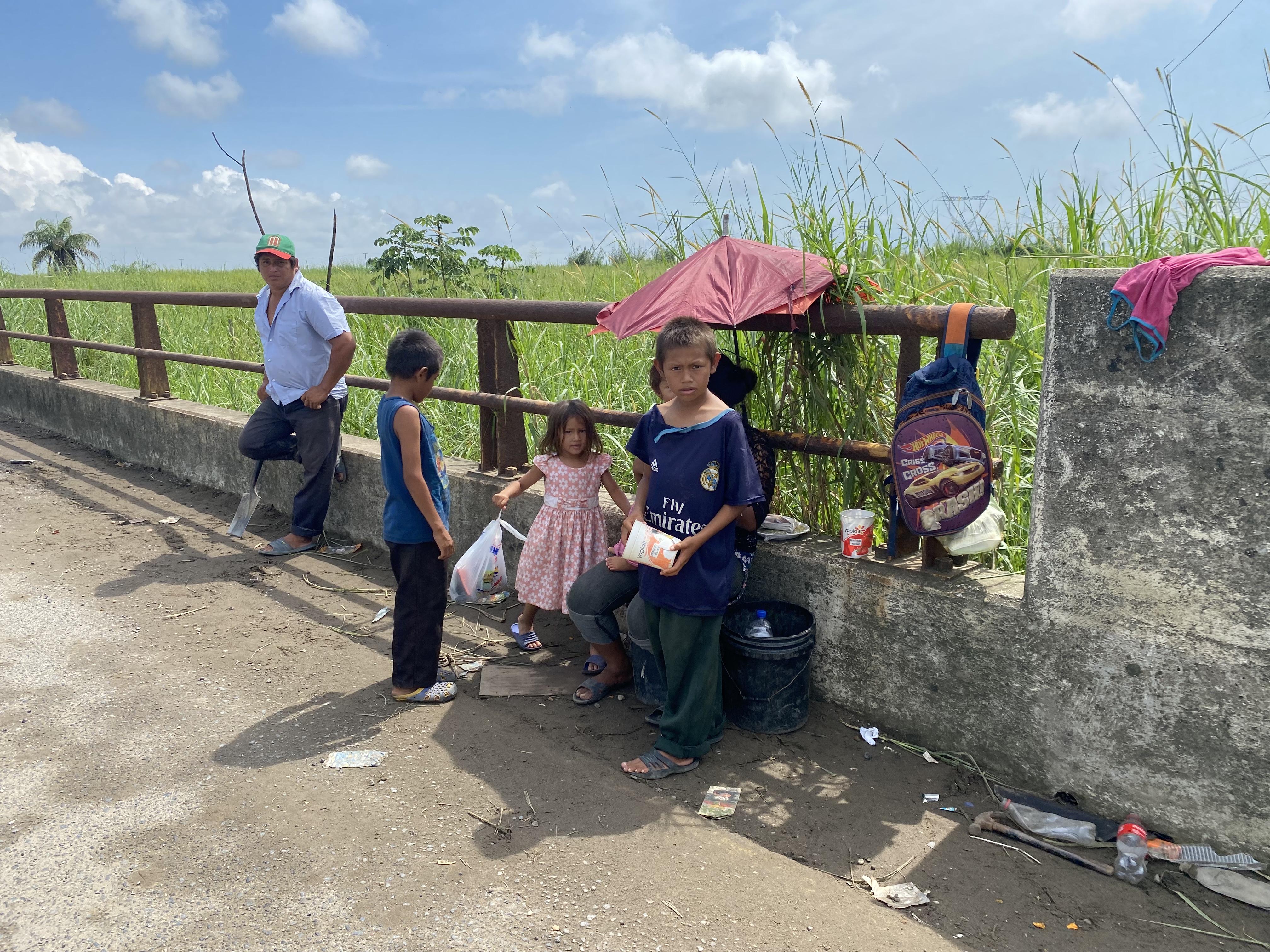  Familia rehabilita baches para salir adelante