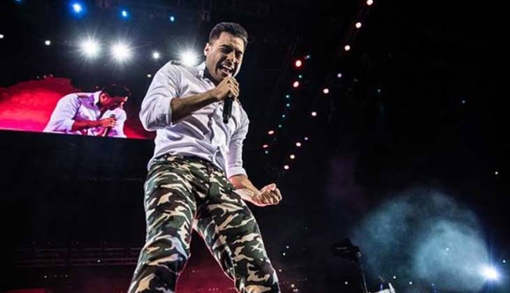  Carlos Rivera llora en concierto por la muerte de su abuela