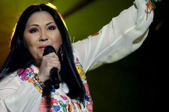  Ana Gabriel le declara su amor a Kate del Castillo ¡en pleno concierto!