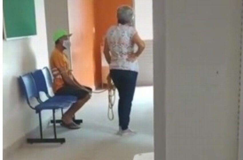  Mujer amarra a su esposo para llevarlo a vacunar contra el COVID-19