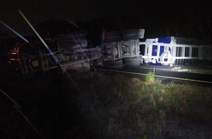  Vuelca tráiler y bloquea totalmente el entronque de autopista La Tinaja-Veracruz