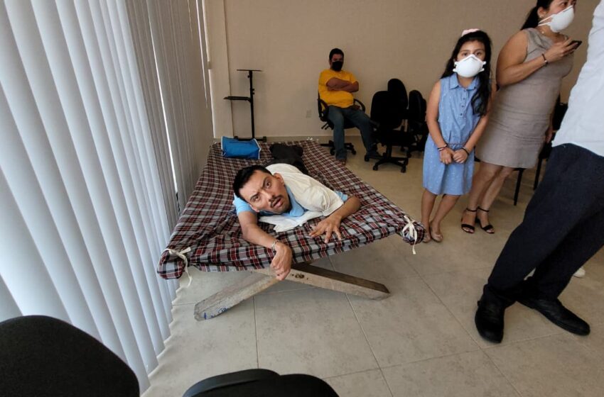  Moisés está postrado en un catre a causa de una Parálisis Infantil