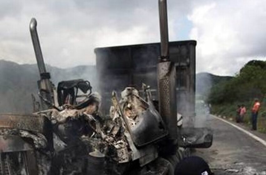  Queman tráiler, bloquean carretera y hacen rapiña al sur de Veracruz