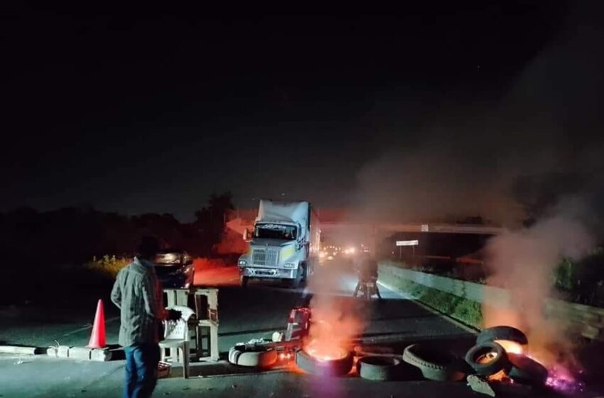  Pobladores cierran carreteras del sur de Veracruz por conflicto de límites territoriales