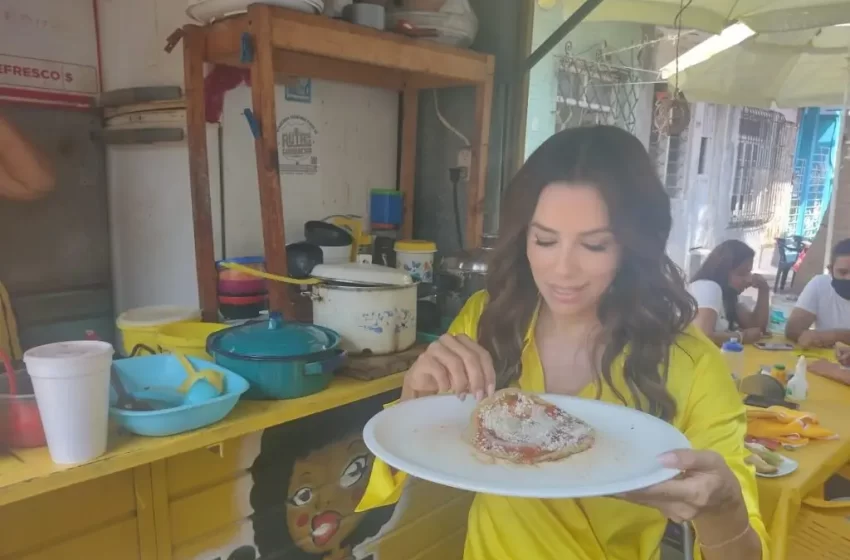  Eva Longoria se come una picada en el barrio de La Huaca