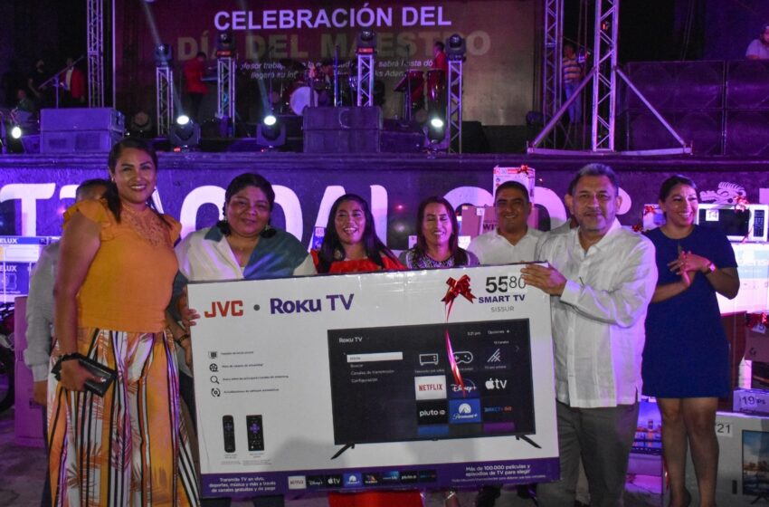  Gobierno Municipal festeja a 4 mil maestros de Coatzacoalcos