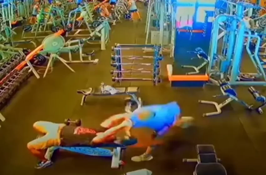  Golpea a hombre con mancuerna por negarse a ceder banca en un gimnasio